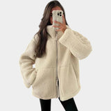 Petra – sieviešu oversized teddy mētelis ar rāvējslēdzēju